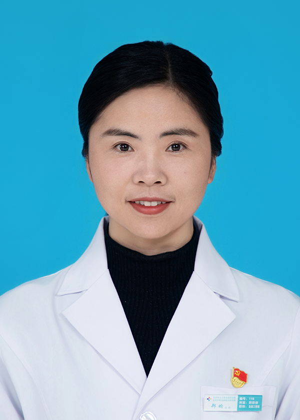 郑昀,正高级工程师。北京市职业病防治院(北京市职业病防治研究院)职防部主任。中国人类工效学学会职业工效学专业委员会委员、中国卫生监督协会第二届职业卫生专业委员会委员,入选中国职业健康服务平台专家库、中国职业安全健康协会健康企业建设专家库、北京市职业健康专家库、北京市健康企业建设专家库、北京市应急局安全专家库。
十多年来深入一线从事职业病防治工作,熟悉各行业职业病防治特点及危害现状。作为主要负责人起草中国卫生监督协会团体标准《建设项目施工期职业健康保护指南》《游乐园作业人员职业健康保护指南》 郑昀